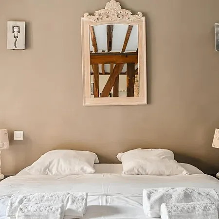 Grand 2 Pieces Typique Du Marais Apartment